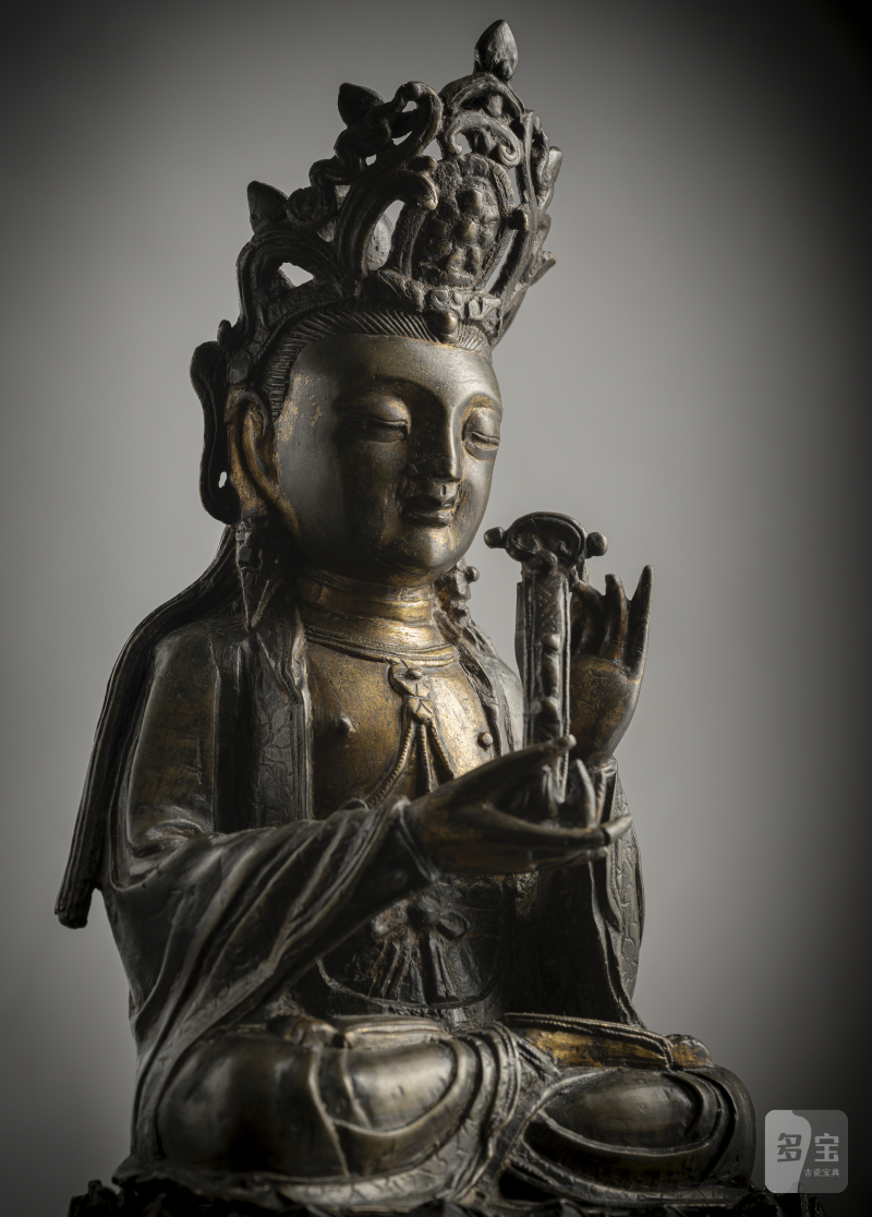 A bronze model of Guanyin on a lotus, holding a sceptre in his hands - 图4